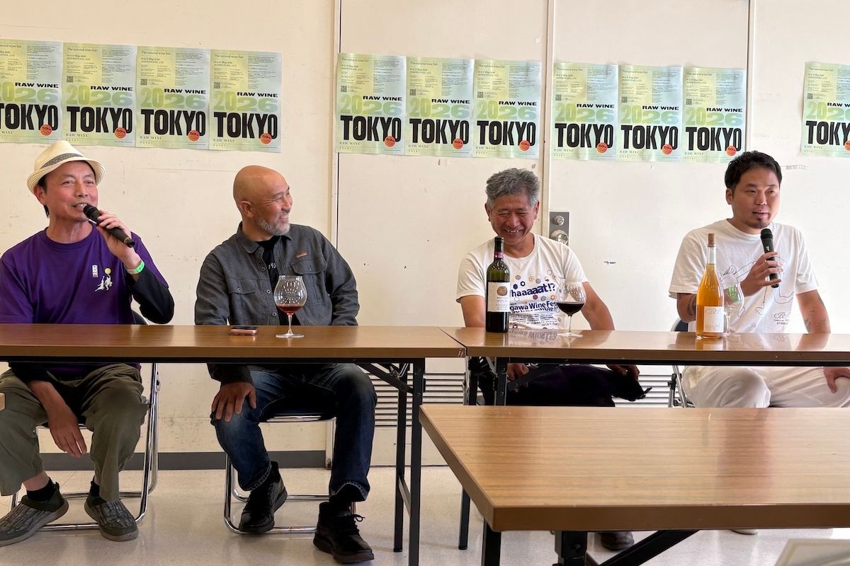 萩野浩之氏（左）。2026年5月に開催されたRAW WINE TOKYOトークショーにて。