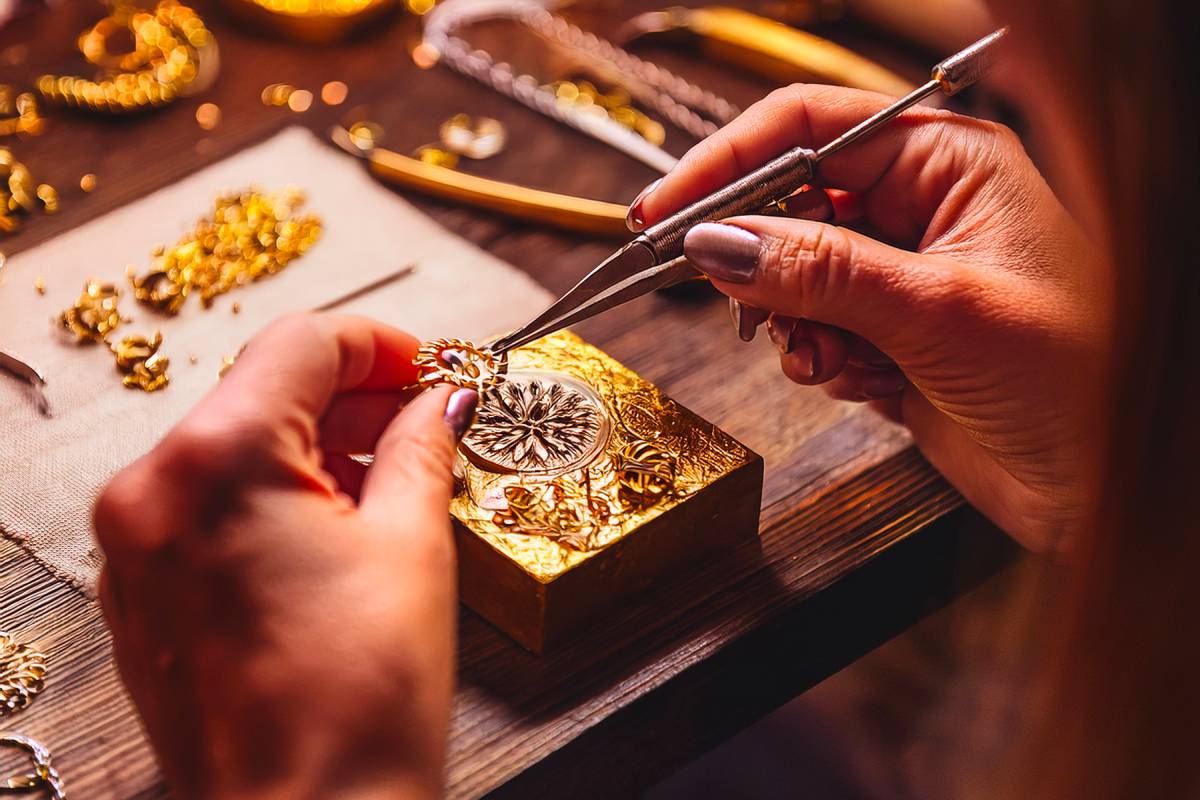 ジュエリーの輝きを生む伝統技術：石留め職人の世界 | Forbes JAPAN
