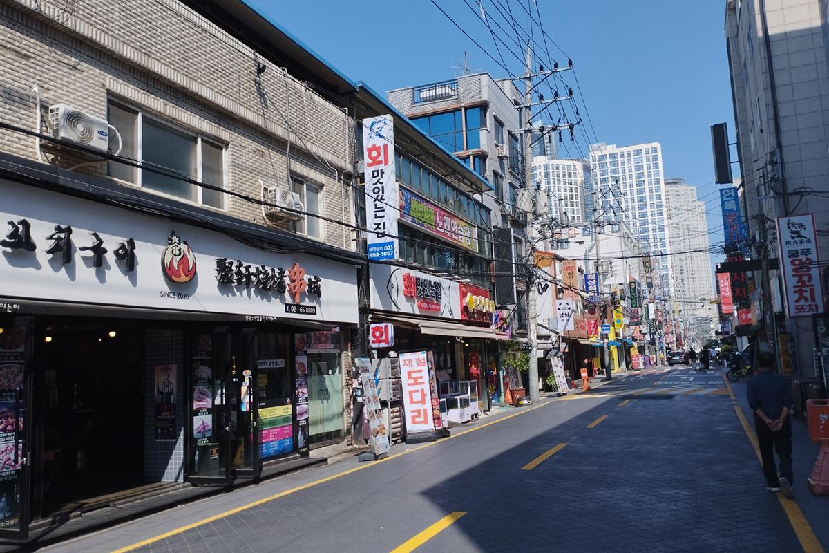 ヤンコチ通りには羊肉串とガチ中華の店だけがほぼ軒を連ねている