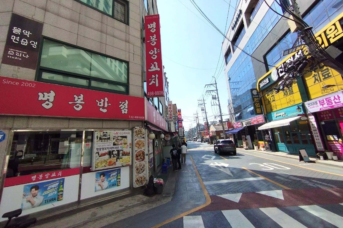 ヤンコチ通りの東端には、この街では老舗だと思われる中国東北料理と延辺朝鮮料理を出す店がある。この店は2002年のオープンで、これは東京にガチ中華が出現し始めた時期と重なる