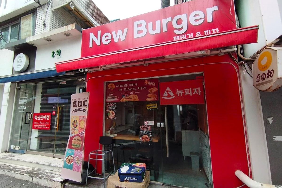 梨花女子大にある「New Burger」という店では、中国の若者が好む中国式チキンバーガーや上海発祥のぶつ切りにした鶏肉を特製タレで煮込んだ鶏公煲（ジーゴンバオ）が供されている