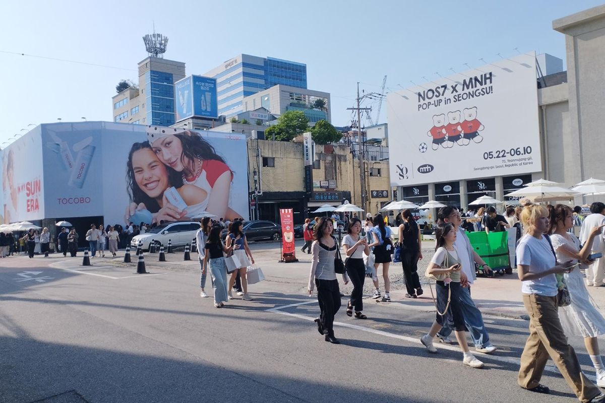 ヤンコチ通りから徒歩圏内にある聖水には、若い女性たちが行列で並ぶカフェやショップが集まる別世界が存在する