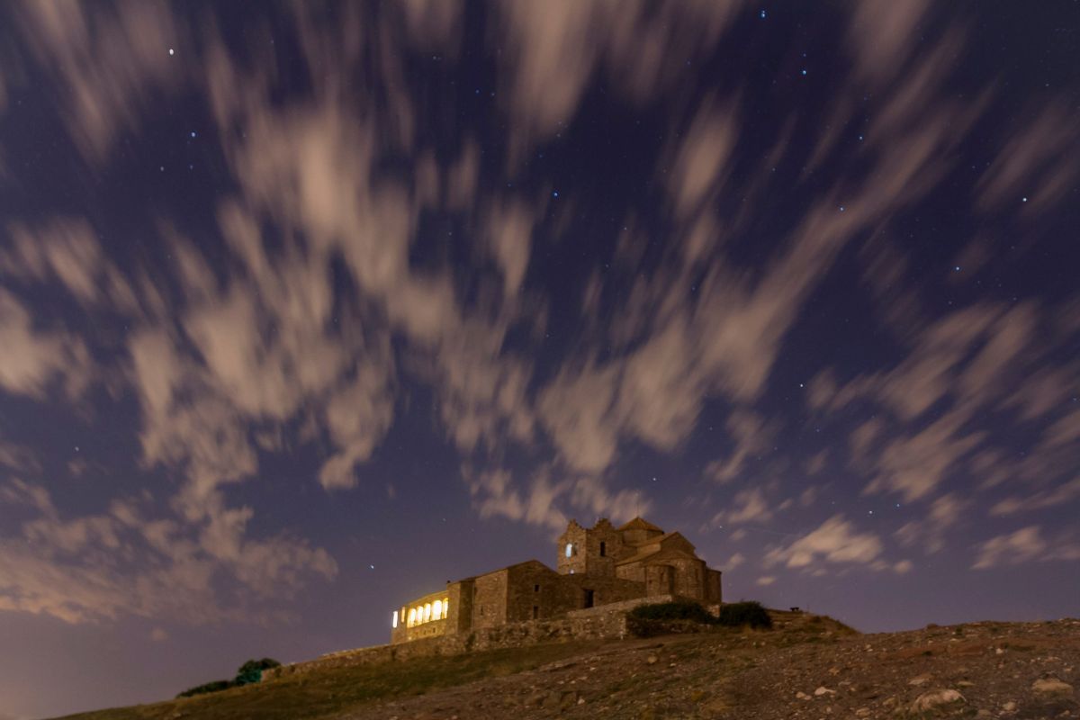 スペイン・テラッサ近郊のラ・モラ山の山頂にある修道院の夜景（stock.adobe.com）