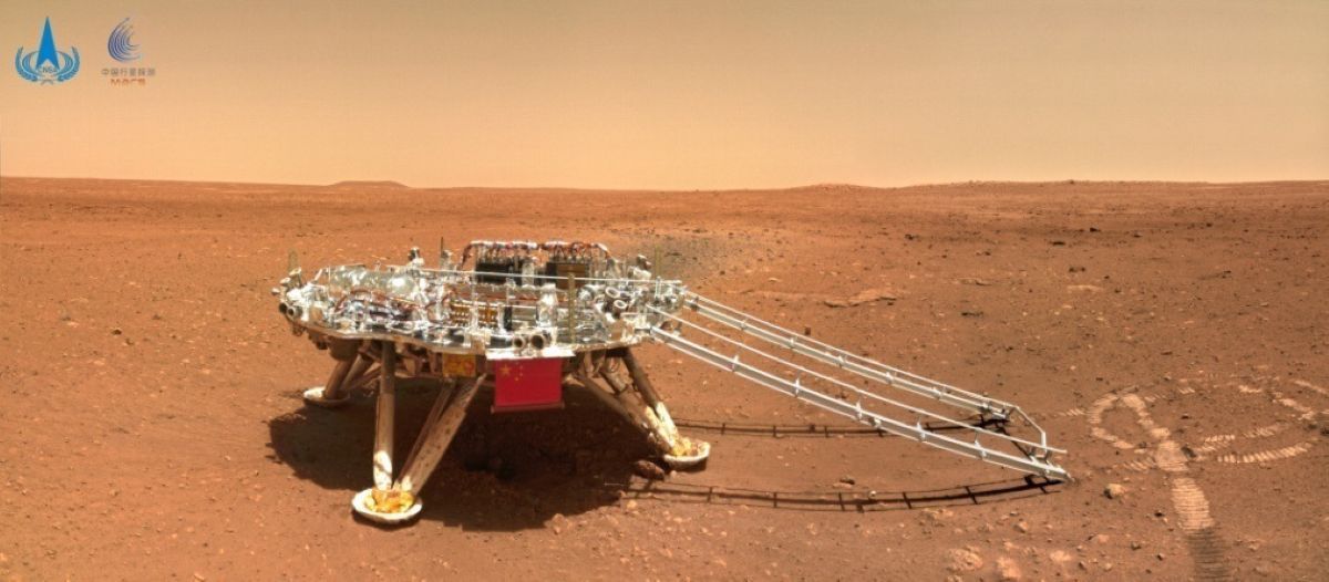 火星の地表に着陸した中国の火星探査機「天問1号」の着陸船。探査車「祝融号」から撮影した（Huang, X., Xu, C., Hu, J. et al., CC BY 4.0 <https://creativecommons.org/licenses/by/4.0>, via Wikimedia Commons）