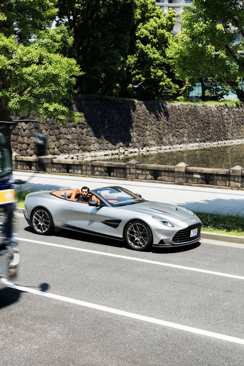 「ASTON MARTIN VANQUISH VOLANTE」サイズ：全長4850×全幅2044×全高1296mm、車両重量：2005kg、駆動方式：FR、最高出力：835ps。58300000円〜［車両本体価格］〈アストンマーティン／アストンマーティンジャパン Tel:03-5797-7281〉 服はスタイリスト私物