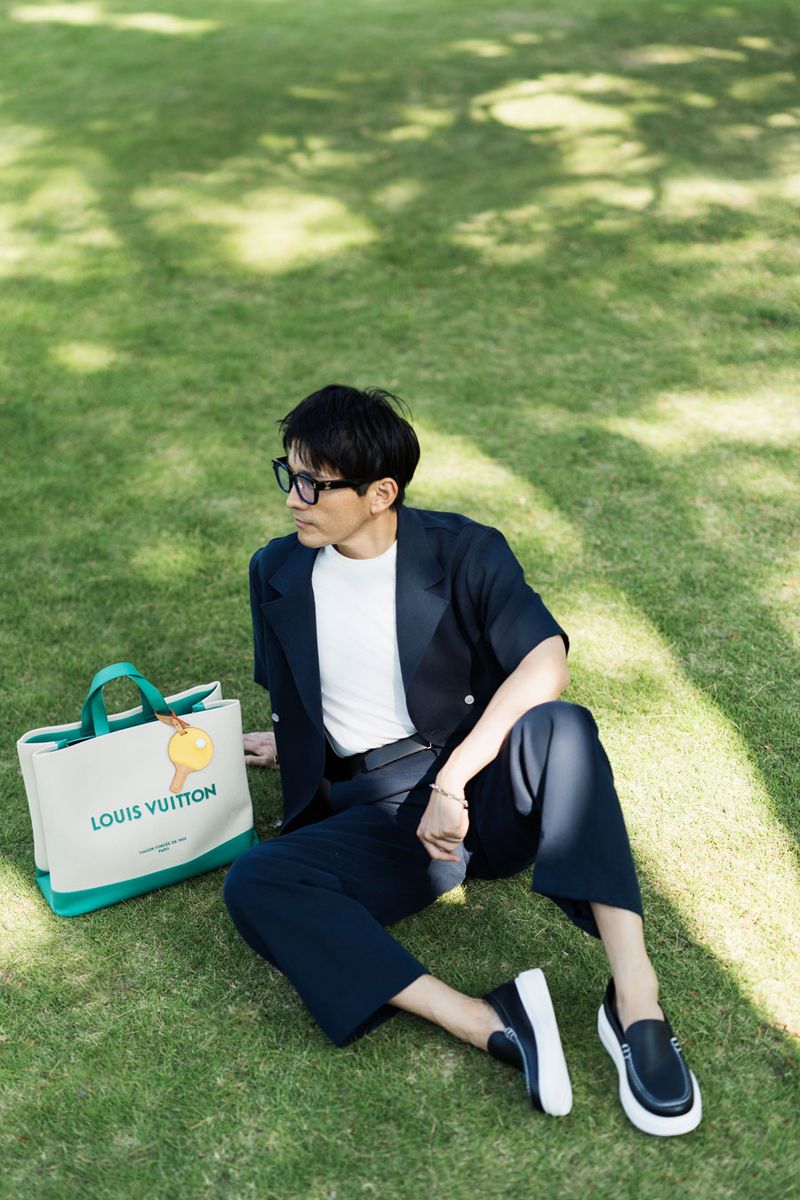 バッグ［W40×H32×D16cm］561000円、靴168300円、シャツ262900円、パンツ267300円、ベルト132000円、Tシャツ139700円、メガネ86900円〈すべてルイ・ヴィトン／ルイ・ヴィトン クライアントサービス Tel:0120-00-1854〉
