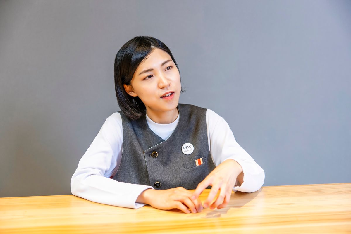 今でこそツアーは人気だが、「もともと、情報発信は苦手。役に立っているか自信がなかった」と池内。コロナ禍と重なった大学生時代、アルバイトをしていた県内のホテルで県外客がコンビニの袋を抱えている姿に寂しさを覚えて以降、思いに火がついた。最初こそ、高知名物の芋けんぴの製造会社に就職するも、より直接的に高知の魅力を伝えたい思いが強まり、OMO7高知開業のタイミングで転職した。