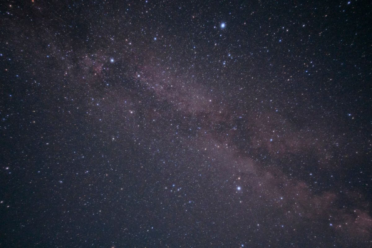「夏の大三角」と天の川。中央右下に縦に3つ並んだ星の中央がわし座のアルタイル。中央上の明るい星がこと座のベガ、左側に光るのがはくちょう座のデネブ。2022年7月2日撮影（stock.adobe.com）