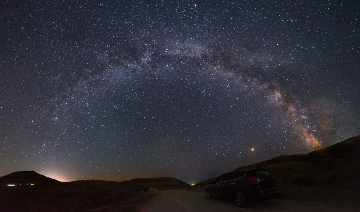 星空に架かる天の川のアーチ（stock.adobe.com）