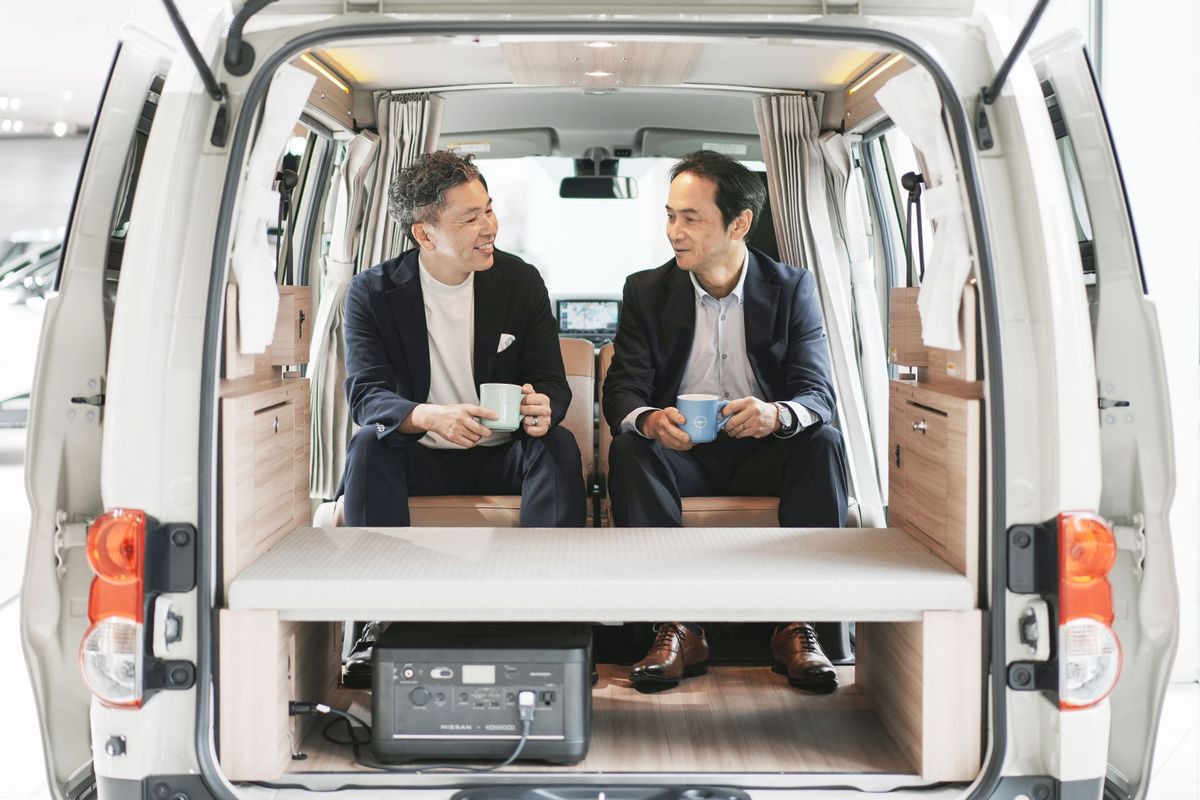 アウトドアに適した「NV200バネット」で歓談する戸松部長（左）と赤石CTO（右）