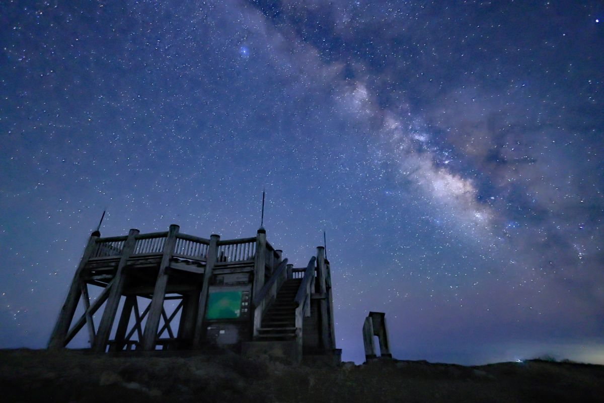 大台ヶ原の天の川（stock.adobe.com）
