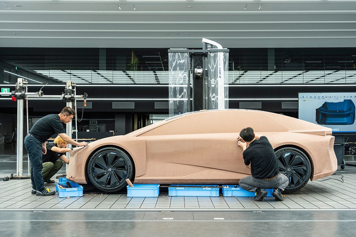 モデラーが作業する様子。実物大のクレイモデルを用い、ボディの佇まいや面の美しさ、光の映り込みまで検証する。