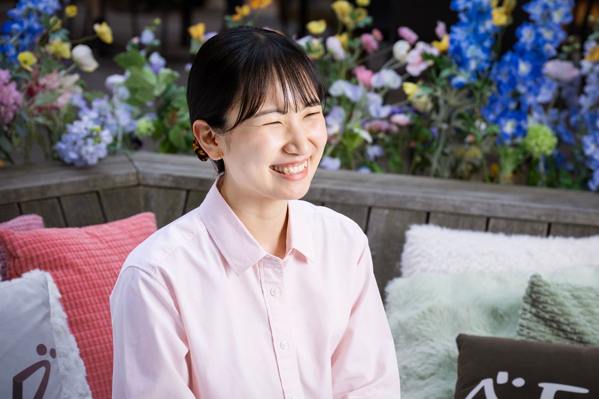 三橋知夏。千葉県出身。学生時代はアメフト部でマネージャー経験を積み、「年次に関係なく主体性が求められる実力主義的な環境」を経験。星野リゾートの「フラットな組織文化」に強い関心を持ち、大学のゼミでは研究対象にもした。卒業後、別会社を経てキャリア採用で念願の入社を果たし、BEB5沖縄瀬良垣に赴任。