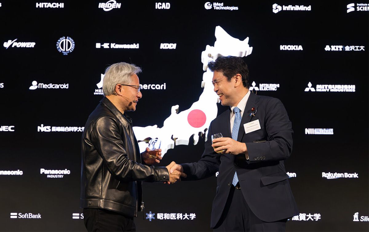 16日に開催された「NVIDIA Japan AI Ecosystem Reception」のステージ。フアン氏は文部科学省の松本洋平副大臣と握手を交わした
