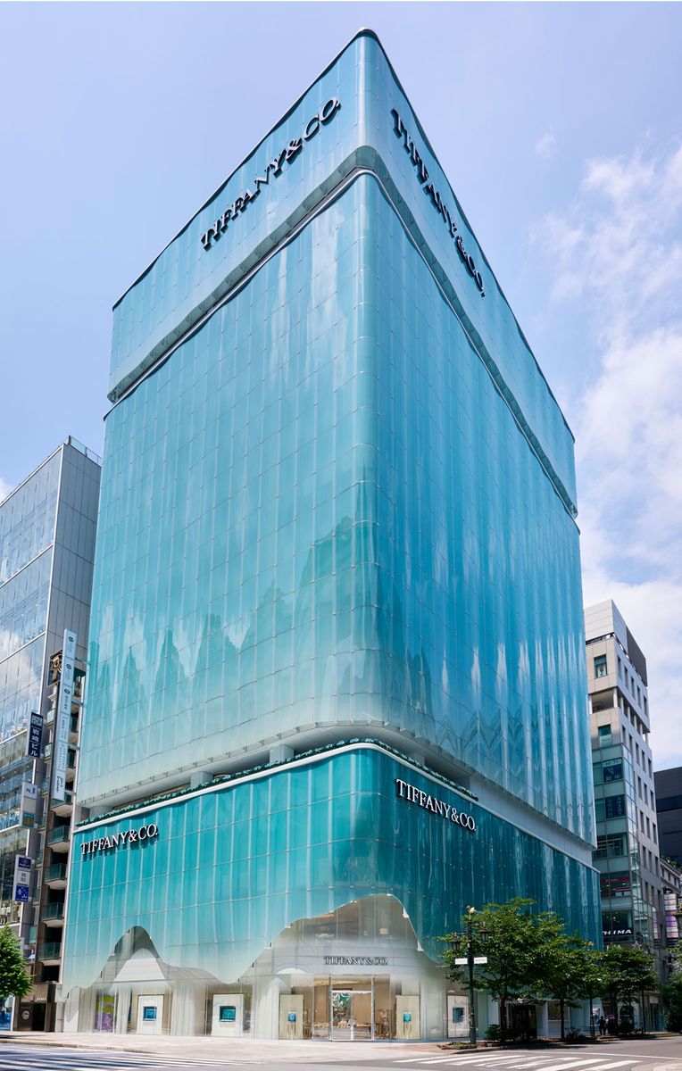 多くの公共施設や美術館、ルイ・ヴィトンの店舗を手がけた建築家、青木淳が設計したティファニー 銀座。現代建築屈指の巨匠、ピーター・マリノが設計した米国ニューヨーク本店「ザ ランドマーク」のデザインコンセプトを継承している。