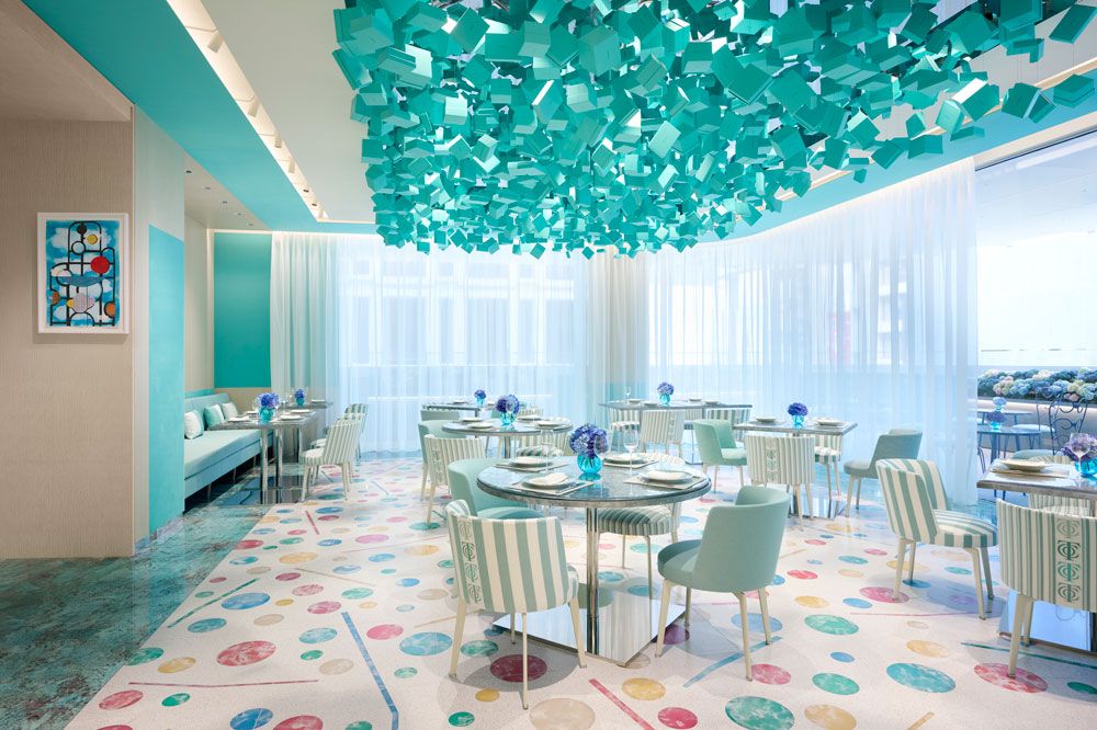 ティファニー 銀座の4階には、日本初展開となるカフェ業態「Blue Box Café by Natsuko Shoji」を併設。国内外で高い評価を得る気鋭シェフ、庄司夏子が監修した、日本の食材を用いたブレックファーストやアフタヌーンティーが楽しめる。