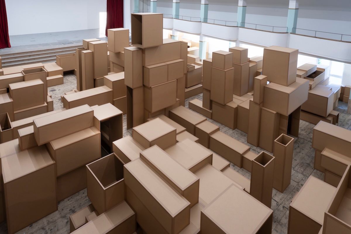 Antony Gormley, INNERCITY, 2026, cardboard, 15 figures, variable dimensions, Courtesy: the artist and GALLERIA CONTINUA, Copyright: (c) the Artist Photo: Ela Bialkowska, OKNO Studio