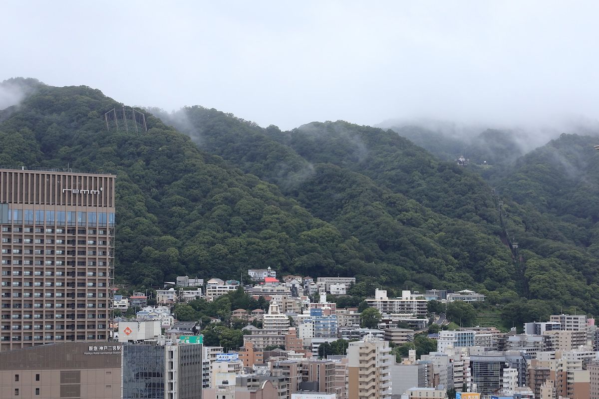 三宮から見た滝山城（左上の山中の電飾装置の右の尾根が滝山城）
