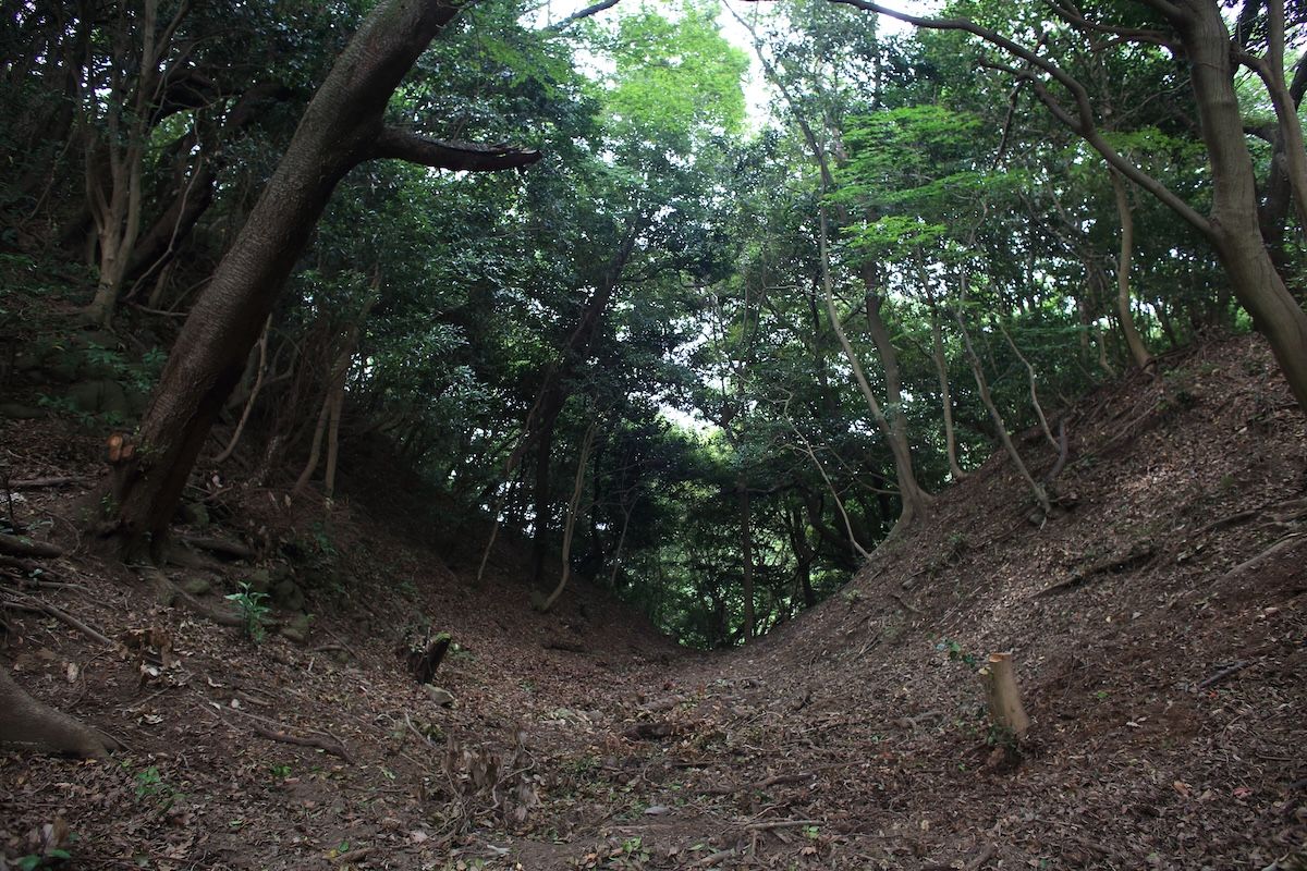 敵を上部から攻撃できる「堀切（ほりきり）」