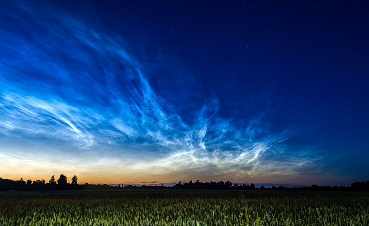 夜光雲。エストニアで2016年7月13日に撮影（Kristian Pikner, CC BY-SA 4.0 <https://creativecommons.org/licenses/by-sa/4.0>, via Wikimedia Commons）