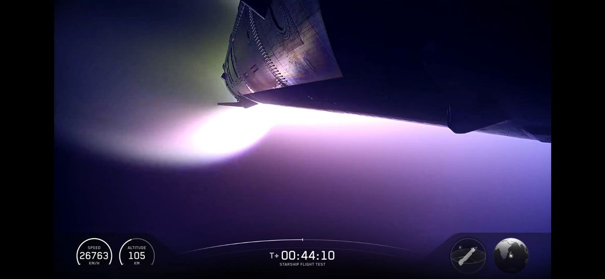 大気圏再突入時にさらされる機体。ヒートシールドがそれを保護する (c)SpaceX