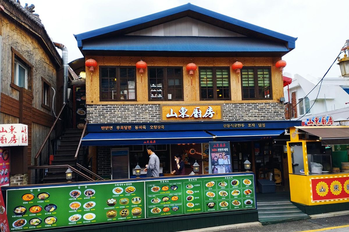 仁川中華街にある「山東厨房」という店では、ガチっぽい山東料理もあるようだが、チャジャンミョンや真っ赤なスープの韓国チャンポンも食べられる