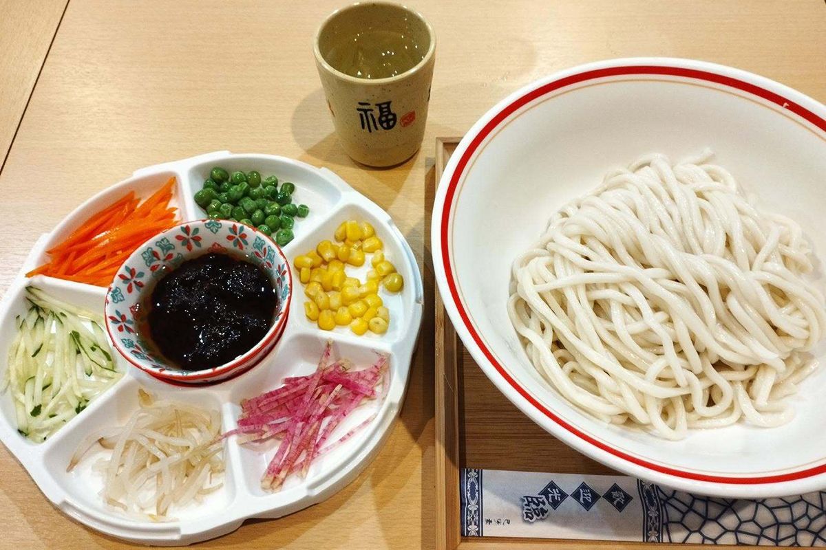 中国の炸醤麺の麺は白い小麦麺で、具材も簡素な家庭料理