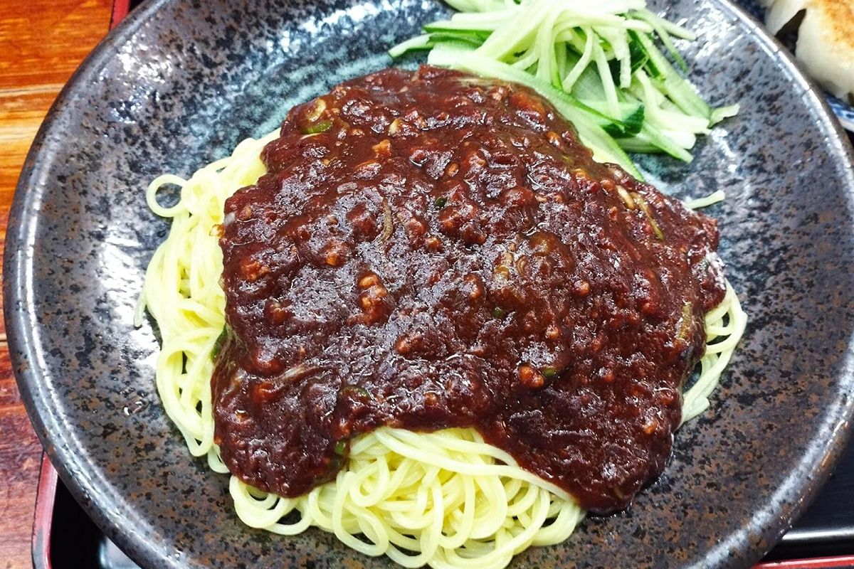 日本の町中華のジャージャー麺は、黄色い中華麺に甜面醤をベースにした甘辛肉ミソをかあけ、千切りのキュウリを添えるのが一般的