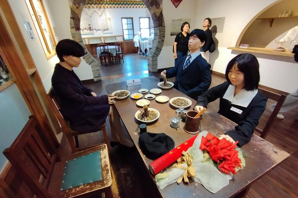 チャジャンミョン博物館では、1960年代以降の経済発展にともないチャジャンミョンが国民食となっていく時代をユーモラスな蠟人形の展示とともに、春醤を最初に発売した龍華食品の獅子マークの製品箱、価格の推移グラフや1970年代以降のインスタント麺のパッケージデザインの変遷などを通じてノスタルジックに回顧している