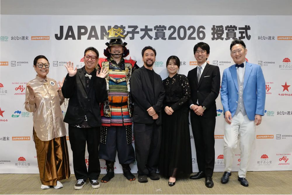 「JAPAN餃子大賞2026」の審査員。左から、熊谷真菜氏、クック井上。氏、小野寺力氏、オガサワラガク氏、松田理奈氏、塚田亮一氏、西川剛史氏。