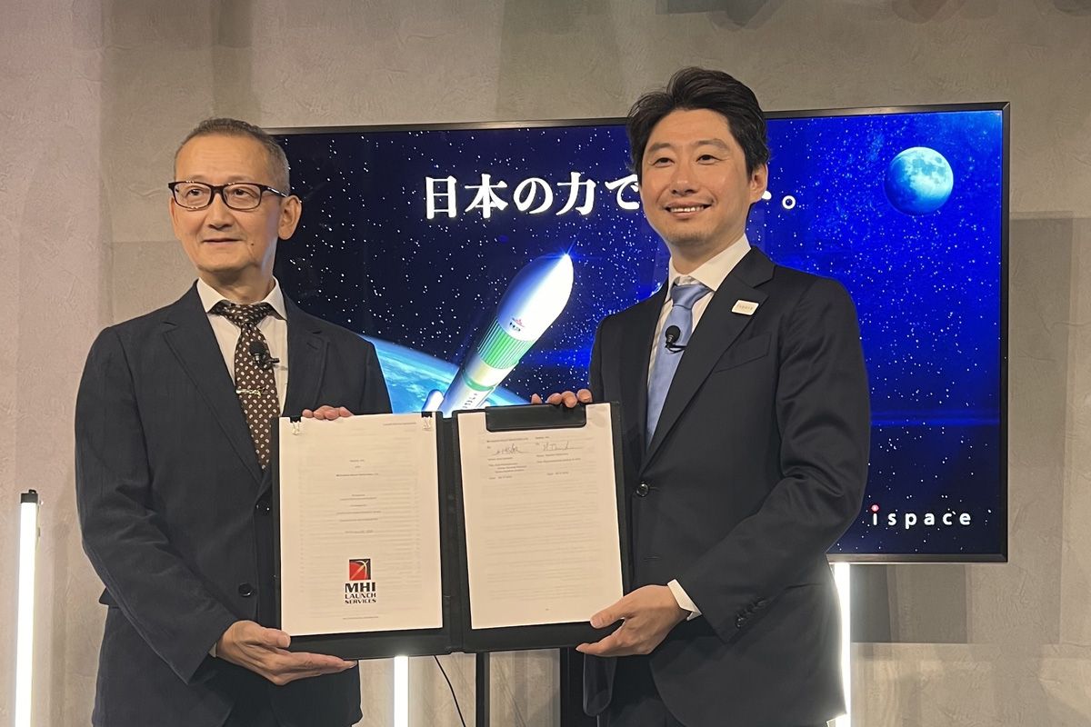 ispaceのCEO袴田武史氏と、三菱重工業の五十嵐巌氏が、この会見の場で契約にサインした。（c）ispace