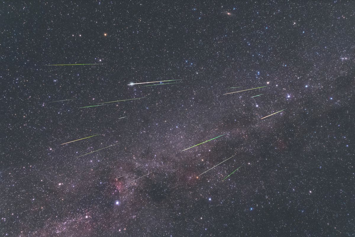 ペルセウス座流星群と天の川。2021年8月撮影（stock.adobe.com）