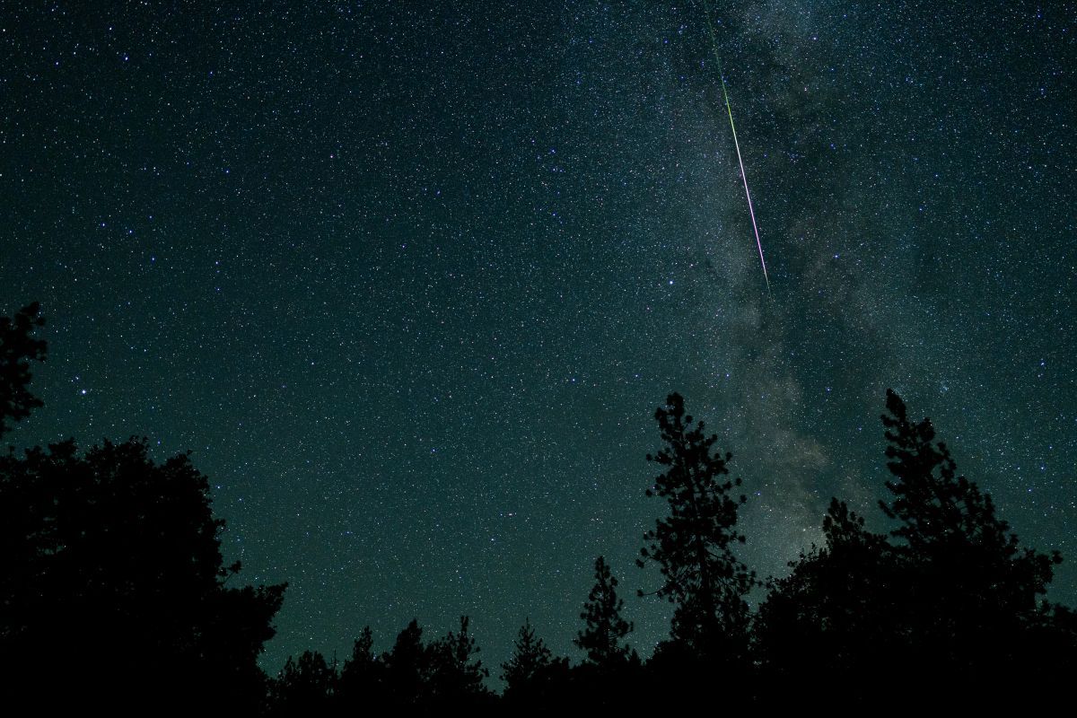 ペルセウス座流星群の火球（stock.adobe.com）