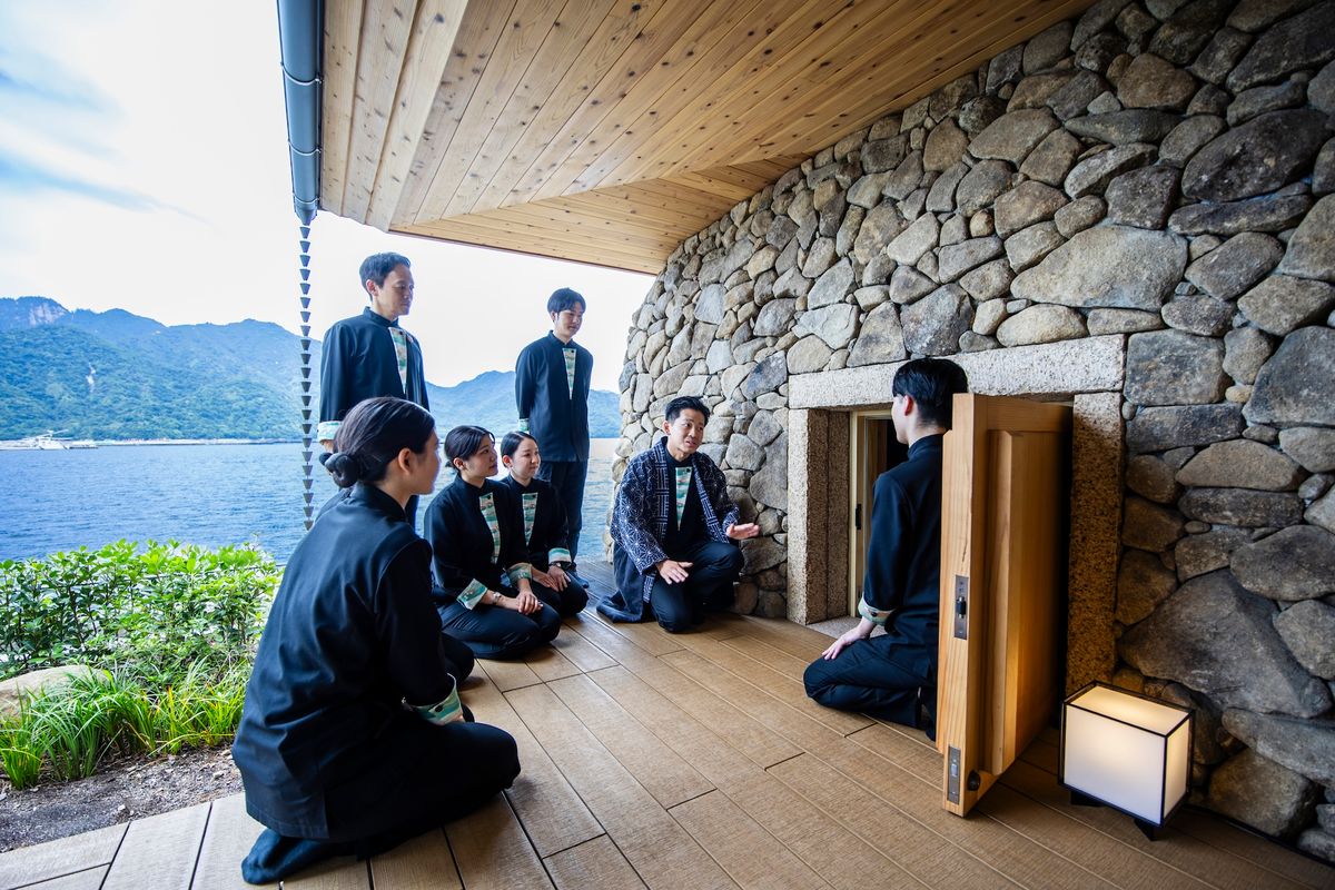 界 宮島の目玉となる「石風呂」。瀬戸内海一体は温泉は湧出するものの源泉温度が低かったために、独自の蒸し風呂文化が発展したとも言われる。山側と海側で、温め方や室内での香りの楽しみ方などが異なるのだとか。半被に身を包んでいるのが二井。
