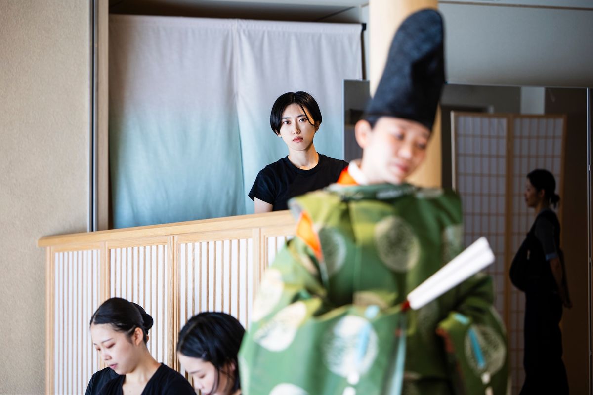 稽古を見守る高木。装束を初めて纏っての稽古とあって、真剣な面持ちでスタッフを見守る。