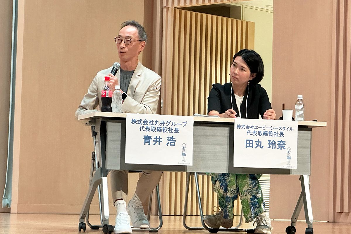 （Cap）公開フィードバックで生徒たちにアドバイスを述べる丸井グループ 代表取締役社長の青井浩氏（左）とエービーシースタイル代表取締役社長の田丸玲奈氏