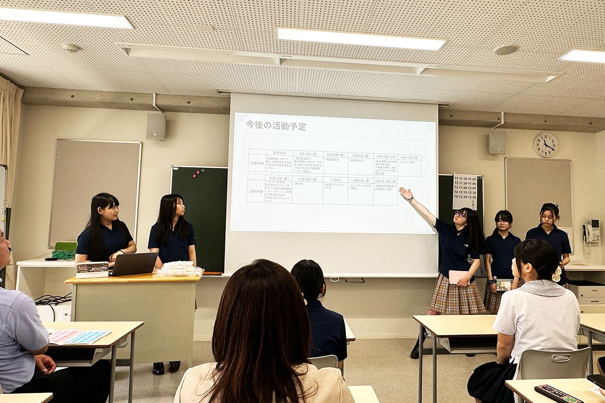 ユニ・チャームとの生理用品開発プロジェクトについて発表する品川女子学院の生徒たち。同プロジェクトには、約30名の同校生徒が参加している
