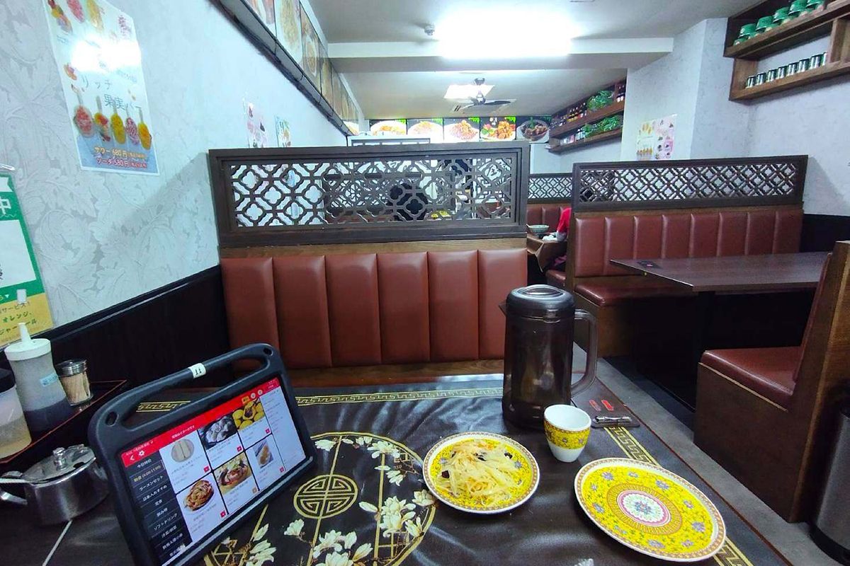 筆者が朝ごはんを食べた新栄の「庄稼院」の店内は日本とは思えないガチ中華の世界