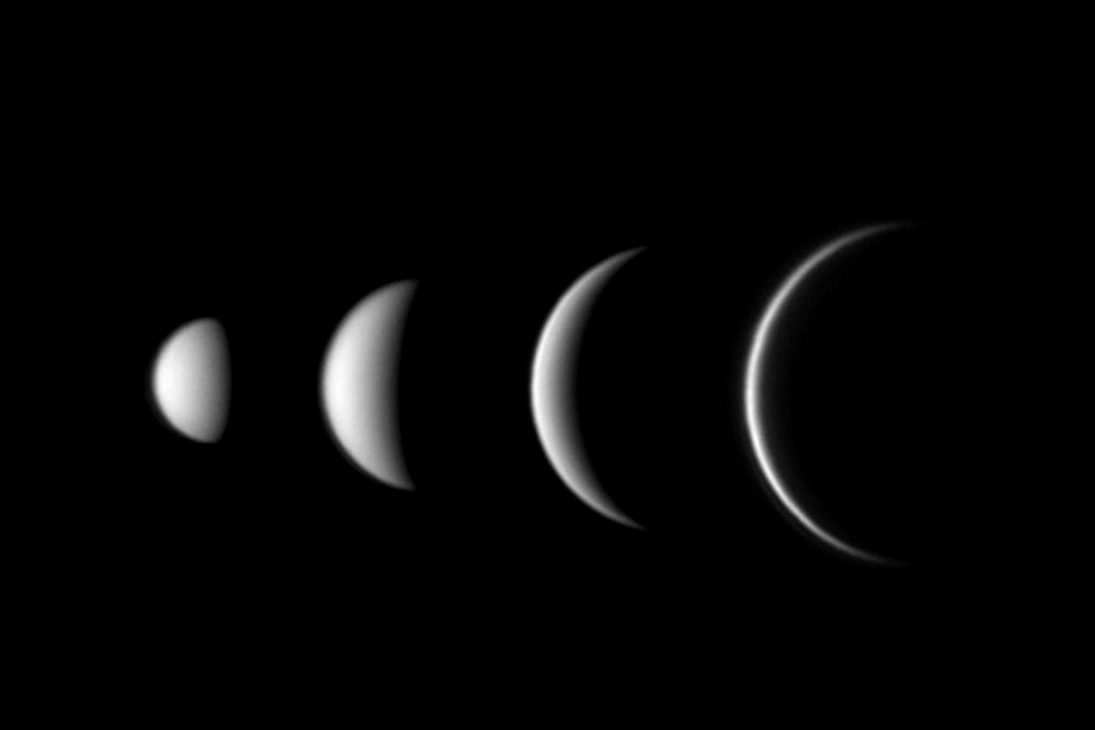 地球から見た金星の満ち欠けと見かけの大きさの変化。2004年撮影（SSPL/Getty Images）