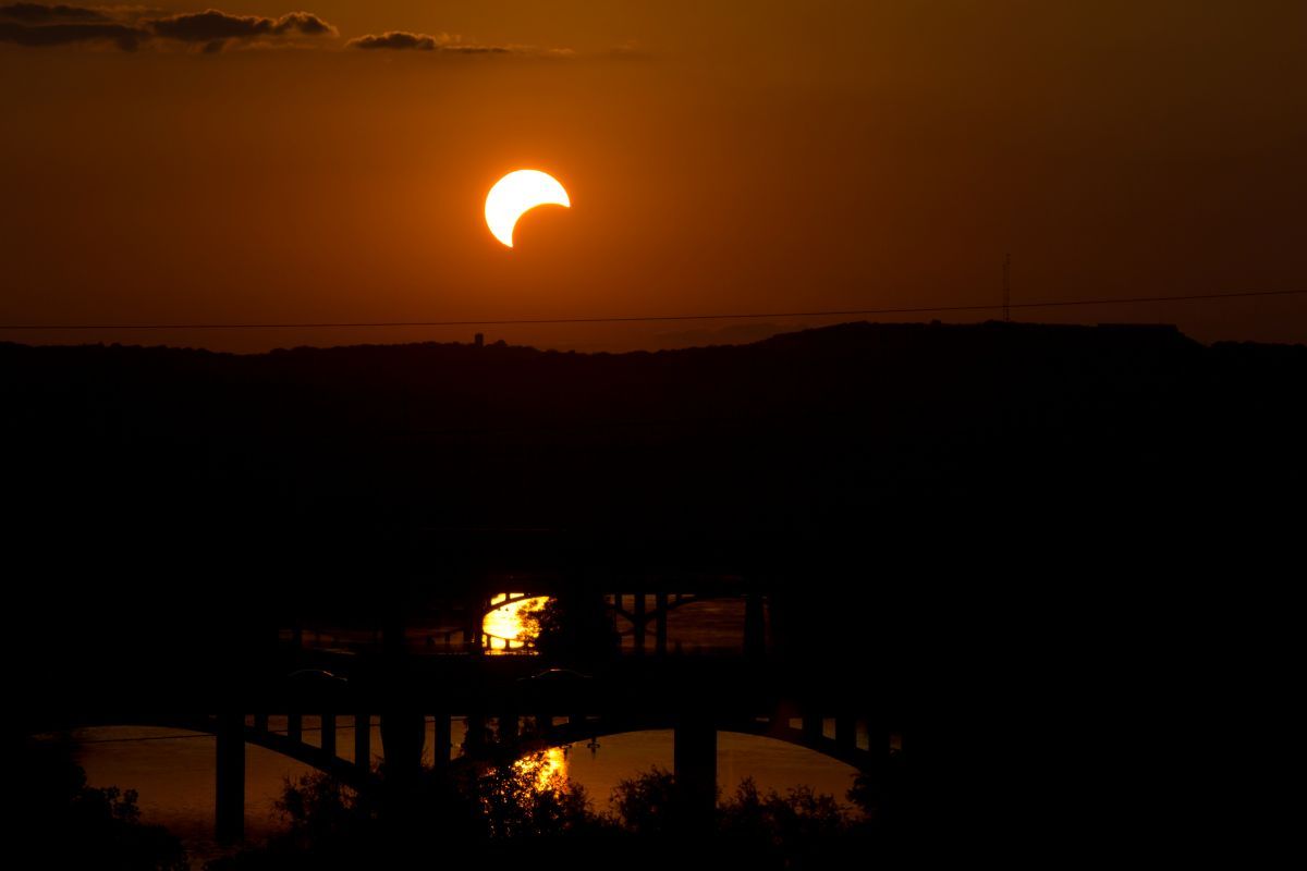 部分日食の夕日。2012年5月20日、米テキサス州オースティンにて（stock.adobe.com）