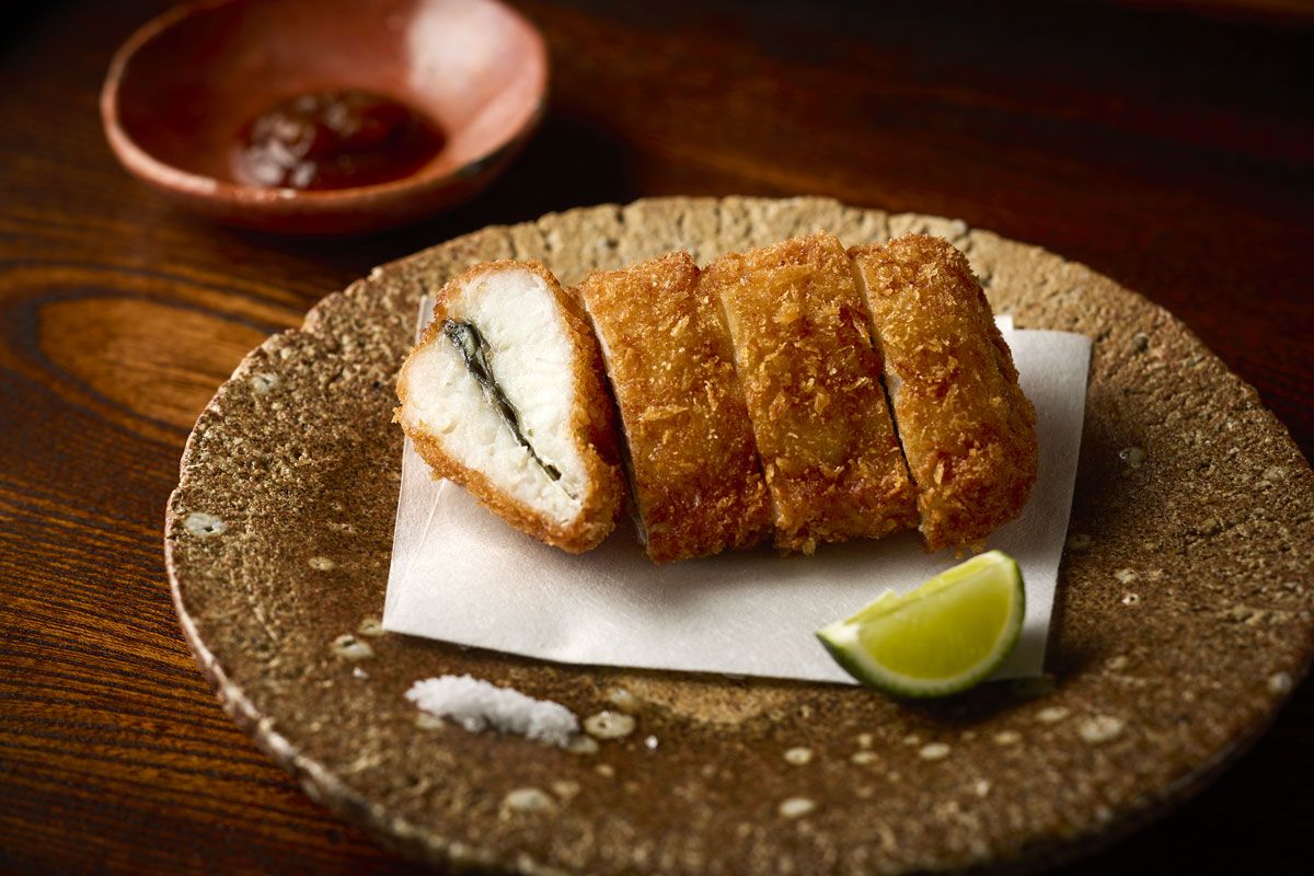淡路島から活魚で届いたハモを捌き、軽くパン粉をつけて揚げた「鱧カツ」2750円。