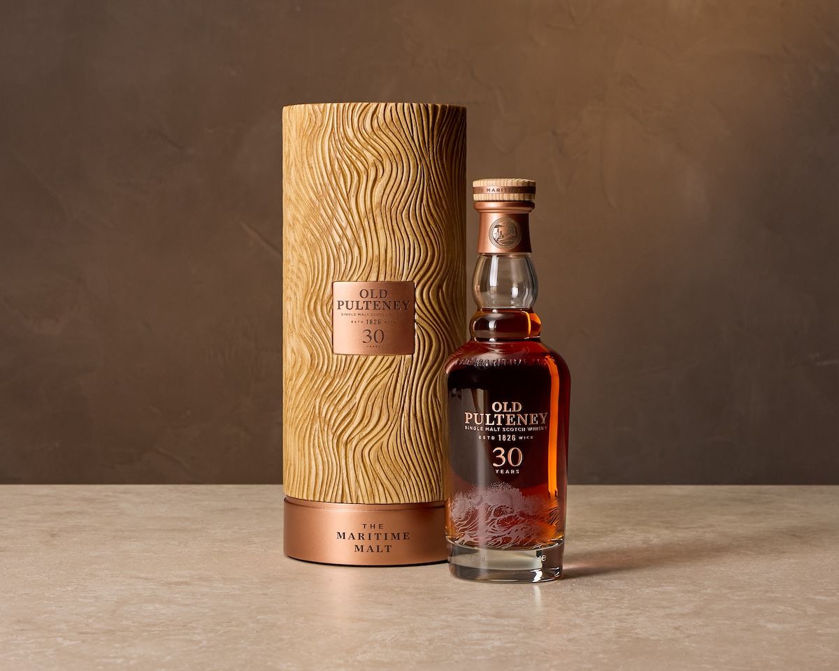 「オールドプルトニー30年」700ml￥385,000（希望小売価格）。「オールドプルトニー」を象徴するポットスチルをかたどったボトルネックが印象的。