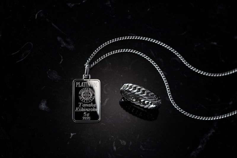 純プラチナ5gコインバー ペンダントトップ 114,240円（参考価格）、プラチナ キヘイネックレス（2面カット）118,080円（参考価格）、プラチナ キヘイリング（#18）144,000円（参考価格）