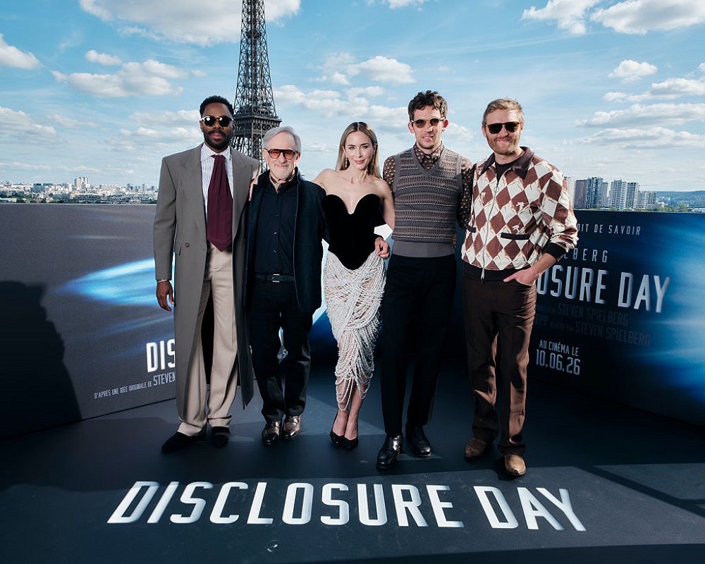 仏シャングリ・ラ ホテル パリで2026年6月1日に開催された映画『ディスクロージャー・デイ』の報道用写真撮影会に出席した出演者陣と監督。(左より)コールマン・ドミンゴ、スティーヴン・スピルバーグ、エミリー・ブラント、ジョシュ・オコナー、ワイアット・ラッセル(Photo by Pierre Mouton/Getty Images for Universal Pictures)