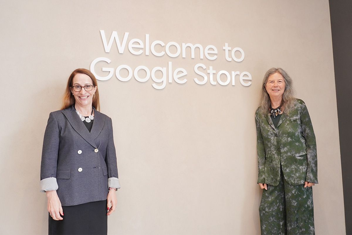 米国外で初めてのGoogle Storeを東京・表参道にオープンした狙いを、Google本社から来日したマウリア・フィンリー氏（左）と、アイビー・ロス氏（右）に聞いた