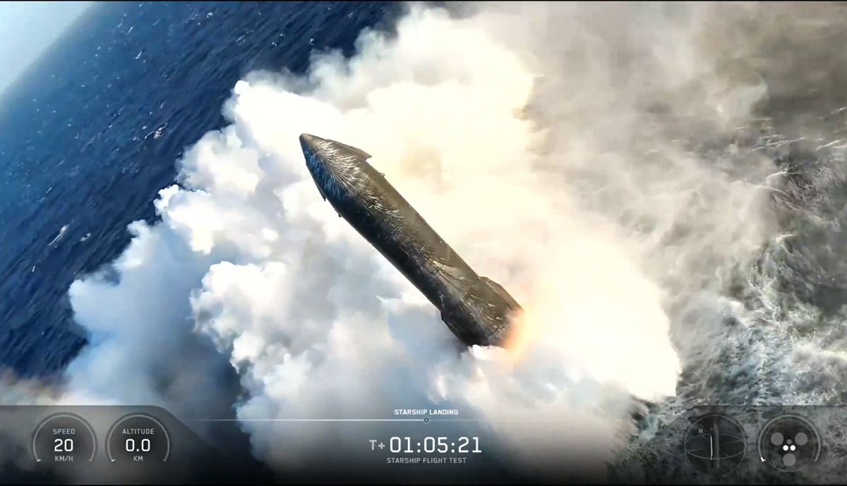 2026年7月に実施された13回目の飛行テストで軟着水に成功したシップ。爆発しないまま数週間にわたって海上を漂い続けている (c)SpaceX