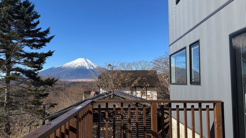  COCO VILLA 山中湖は富士山を望む高台に立つ 3LDKのプライベートヴィラ。まきサウナや水風呂、広い芝生の庭を備え、BBQやたき火、キャンプ気分も楽しめる。最 大8人まで宿泊可能。