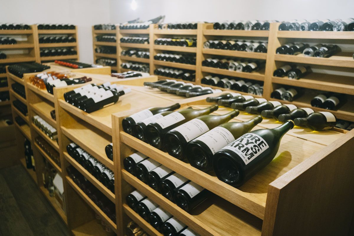 ワインセラーには富山産のワインや日本酒も並ぶ。コースに合わせたペアリングは、アルコール、ノンアルコールを用意。ノンアルのウェルカムドリンクは、小さな器で「楓の樹液」が提供された。