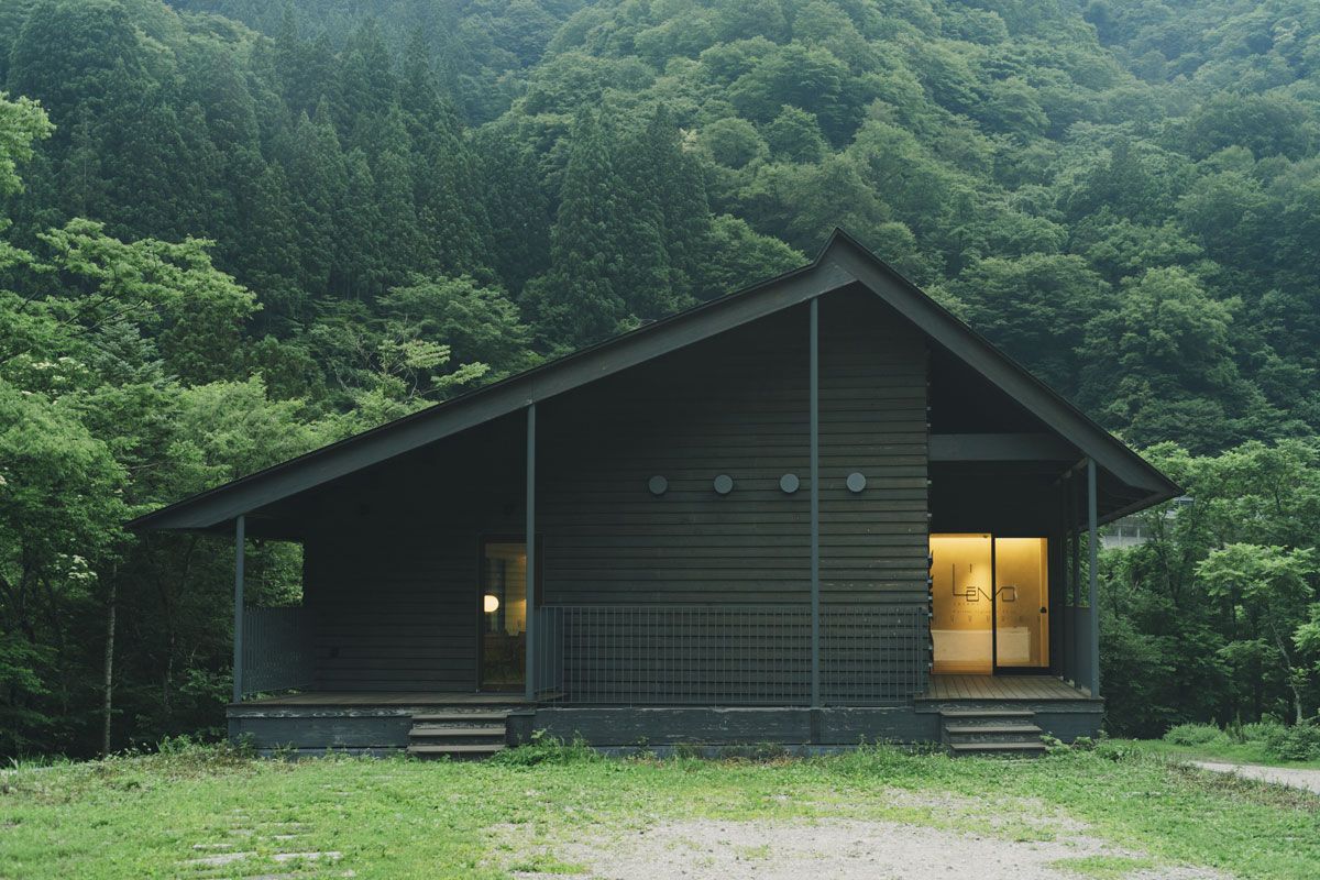 標高1000m級の山々に抱かれるように佇むレヴォのレストラン棟。ダイニングルームでは、大自然の借景も、オープンキッチンのライブ感も楽しめる。 