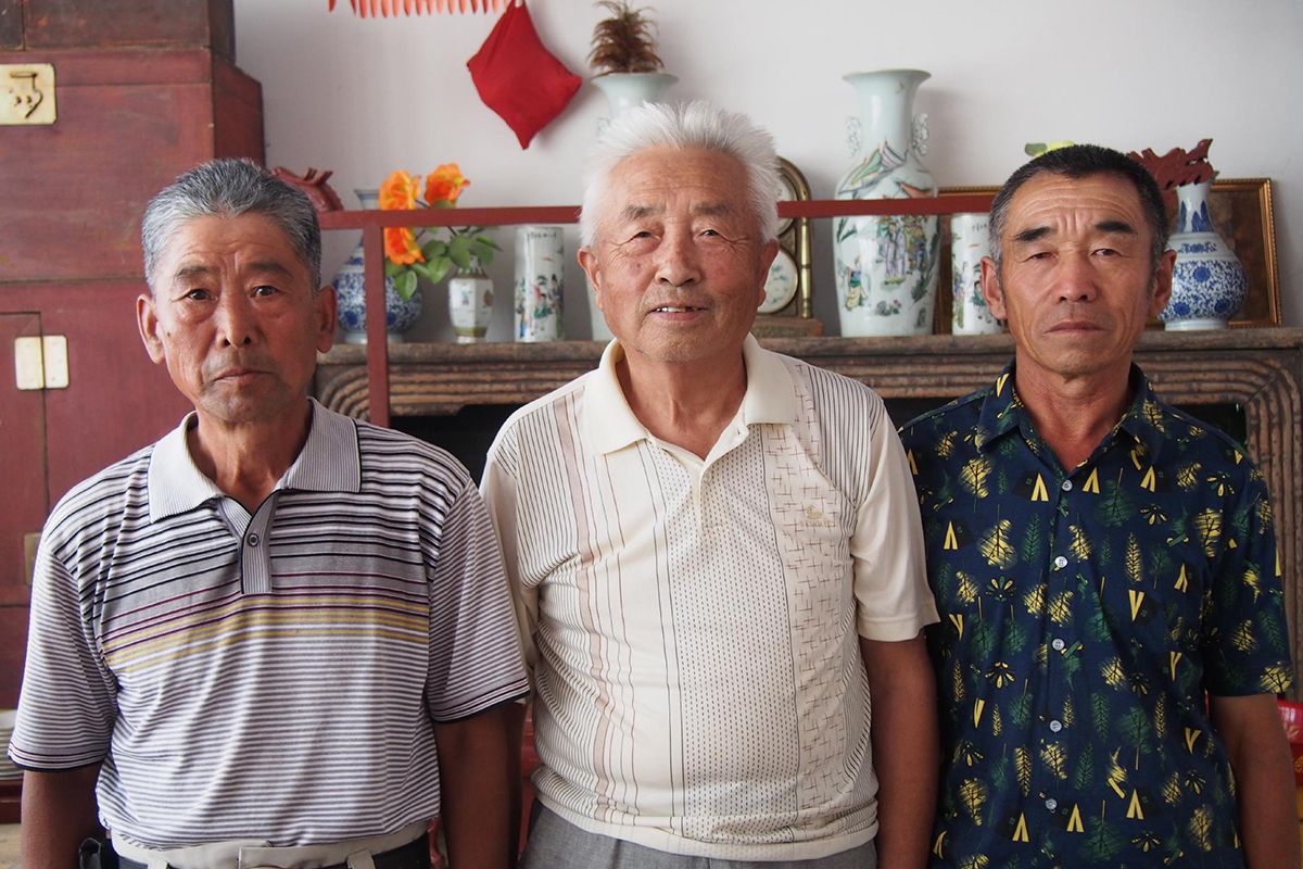 筆者は『天空のサマン』に登場する村や人物たちを訪ねている。この3人は普段は素朴な農民だが、祝祭の日、儀式を司り、太鼓を打ち、腰鈴を振り鳴らすサマンに豹変する（黒龍江省寧安市依藍崗満族村にて）